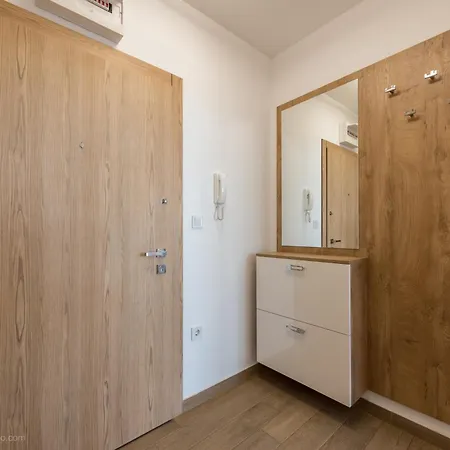 Bright One Bedroom With Parking Space *