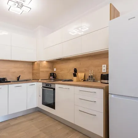 Апартаменты Bright One Bedroom With Parking Space